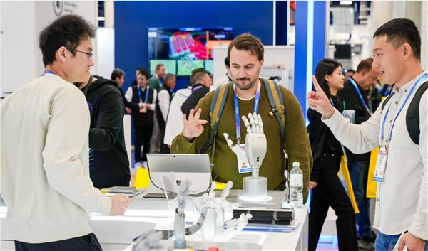CES 2026 机器人板块聚焦具身智能，国产灵巧手 ZWHAND 技术突破成焦点(图3)