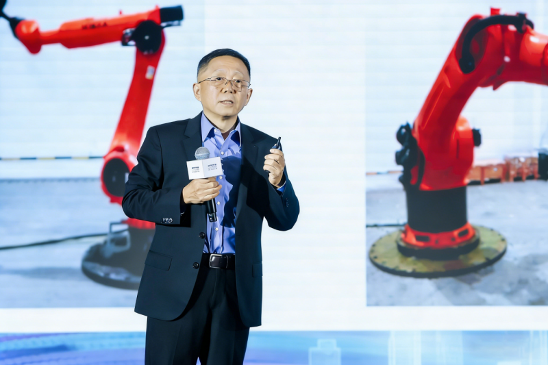 行业首创六臂轮足式，美的超人形机器人“美罗U”首曝！(图1)