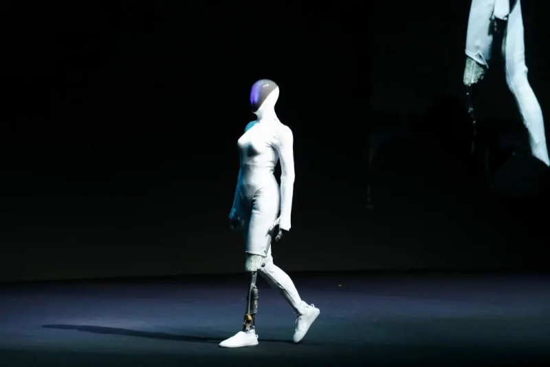 何小鹏：小鹏人形机器人量产挑战仍多，明年预计先在自家门店园区测试(图1)