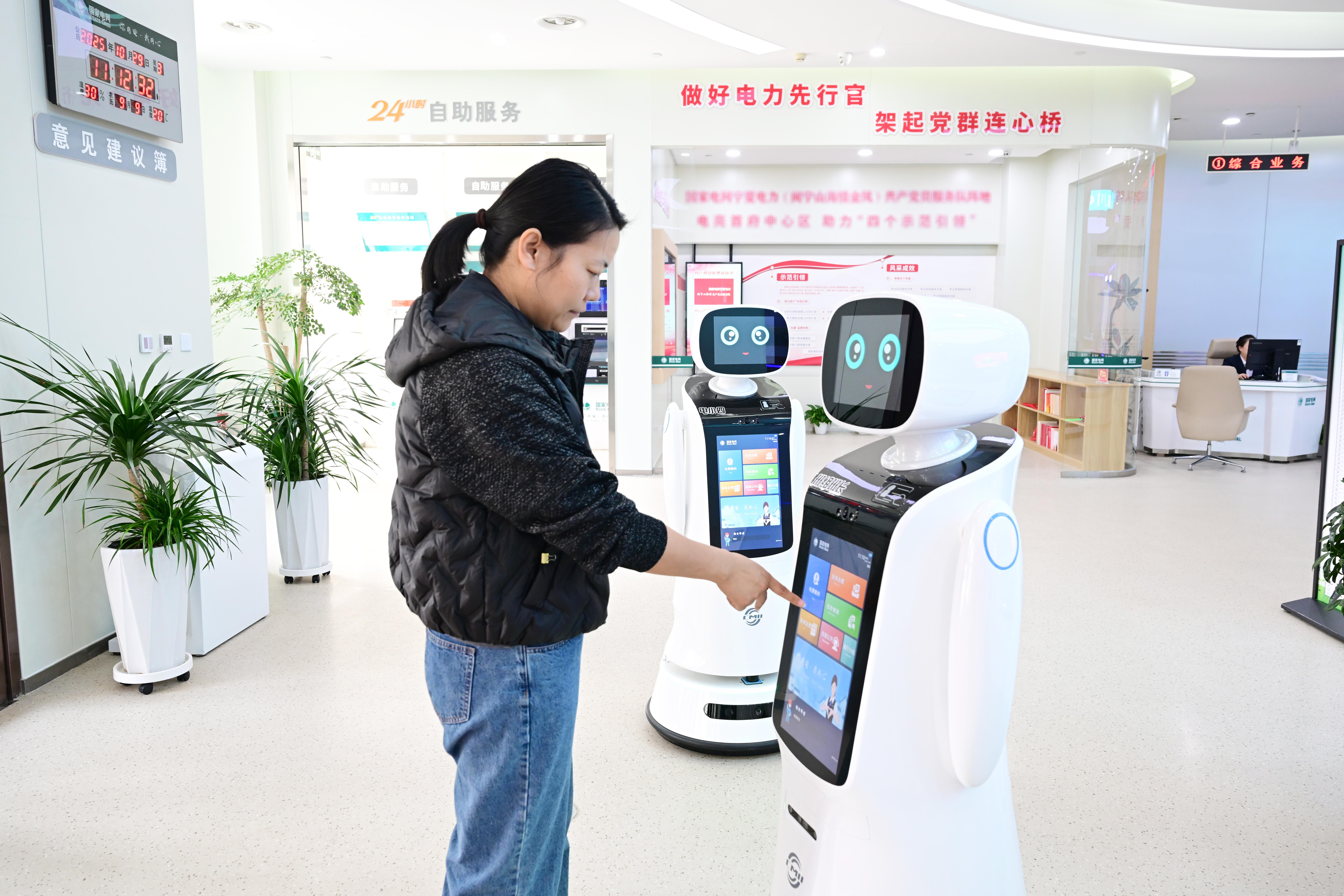宁夏银川：机器人协同智能供电营业厅上线(图1)