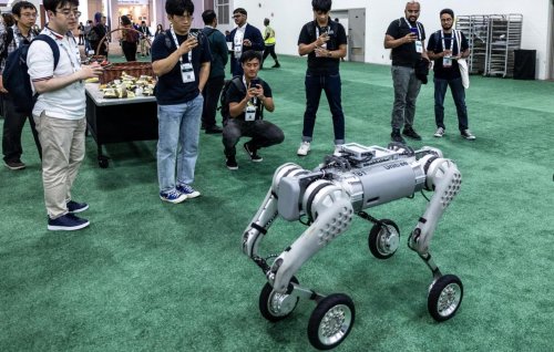 IROS 2025观察 | 宇树、智元、众擎、鹿明：人形机器人赛道“群雄并起”，应用落地路径渐明(图1)