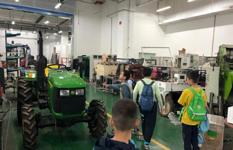 国庆长假走进农大实验室，机器人点亮少年科创梦(图1)