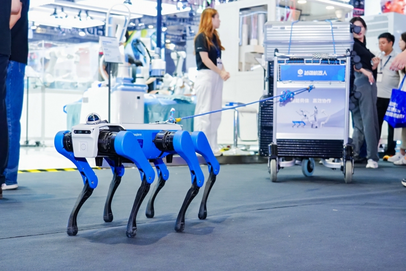 越疆的“关键一跃”：工博会展示从机械臂到人形机器人，按下“具身工业”产业加速键(图4)