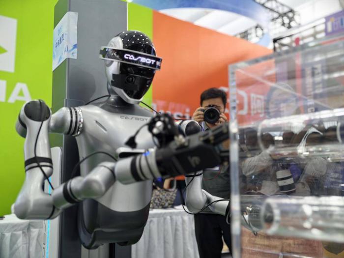 2025 Inclusion·外滩大会 | 灵宝CASBOT荣获机器人职业技能“智行者”奖(图4)