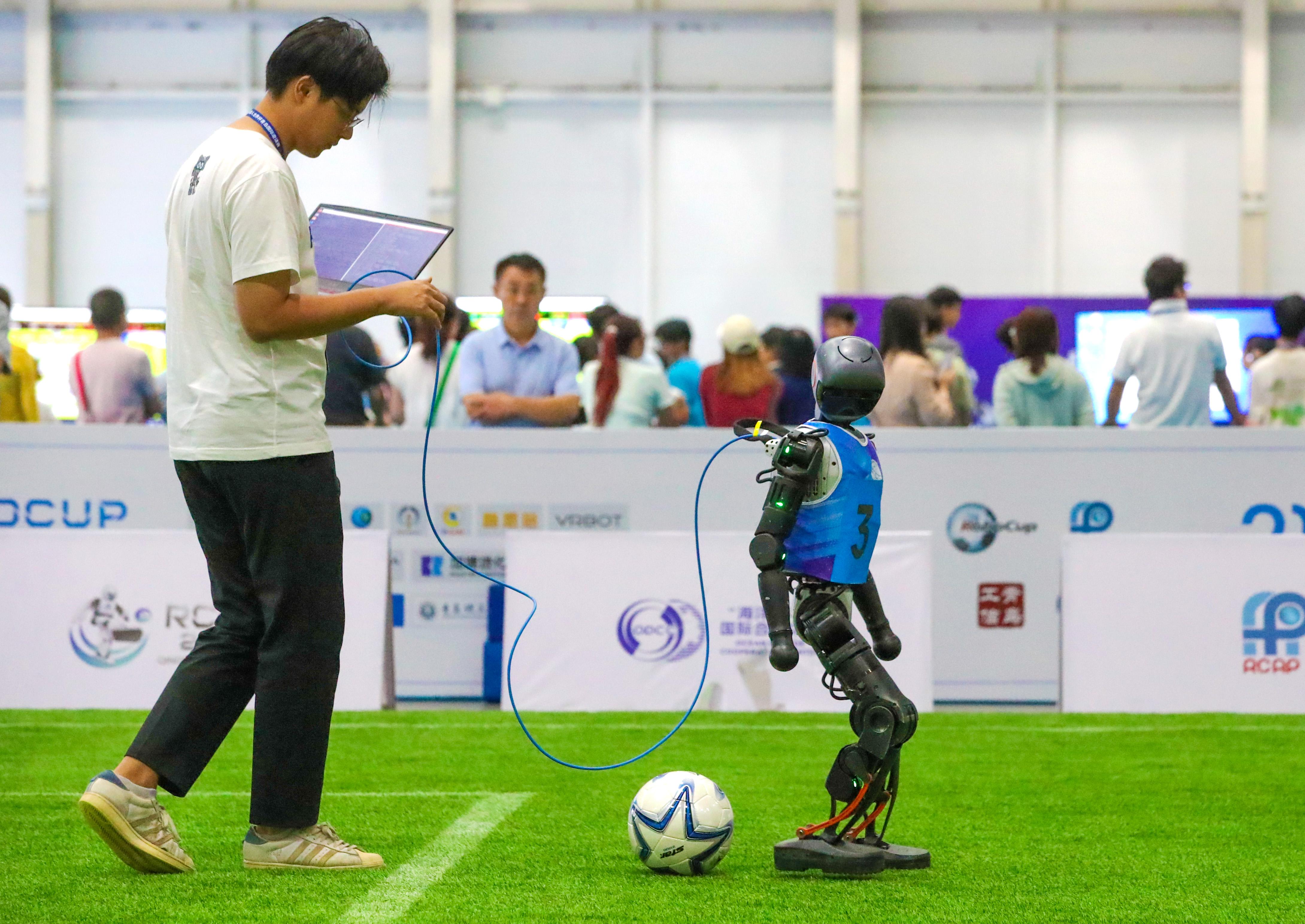 青岛：机器人竞技  赛出未来(图3)