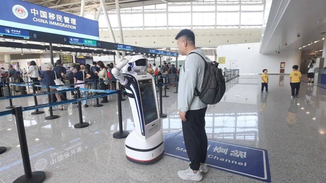 小笨智能机器人登上《新闻联播》，揭秘上合峰会天津边检的智能“巡检员”(图3)