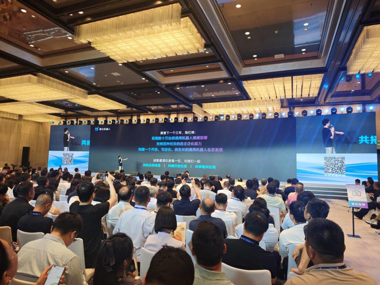 智元机器人灵创平台发布：机器人动作编排难度大幅降低(图2)