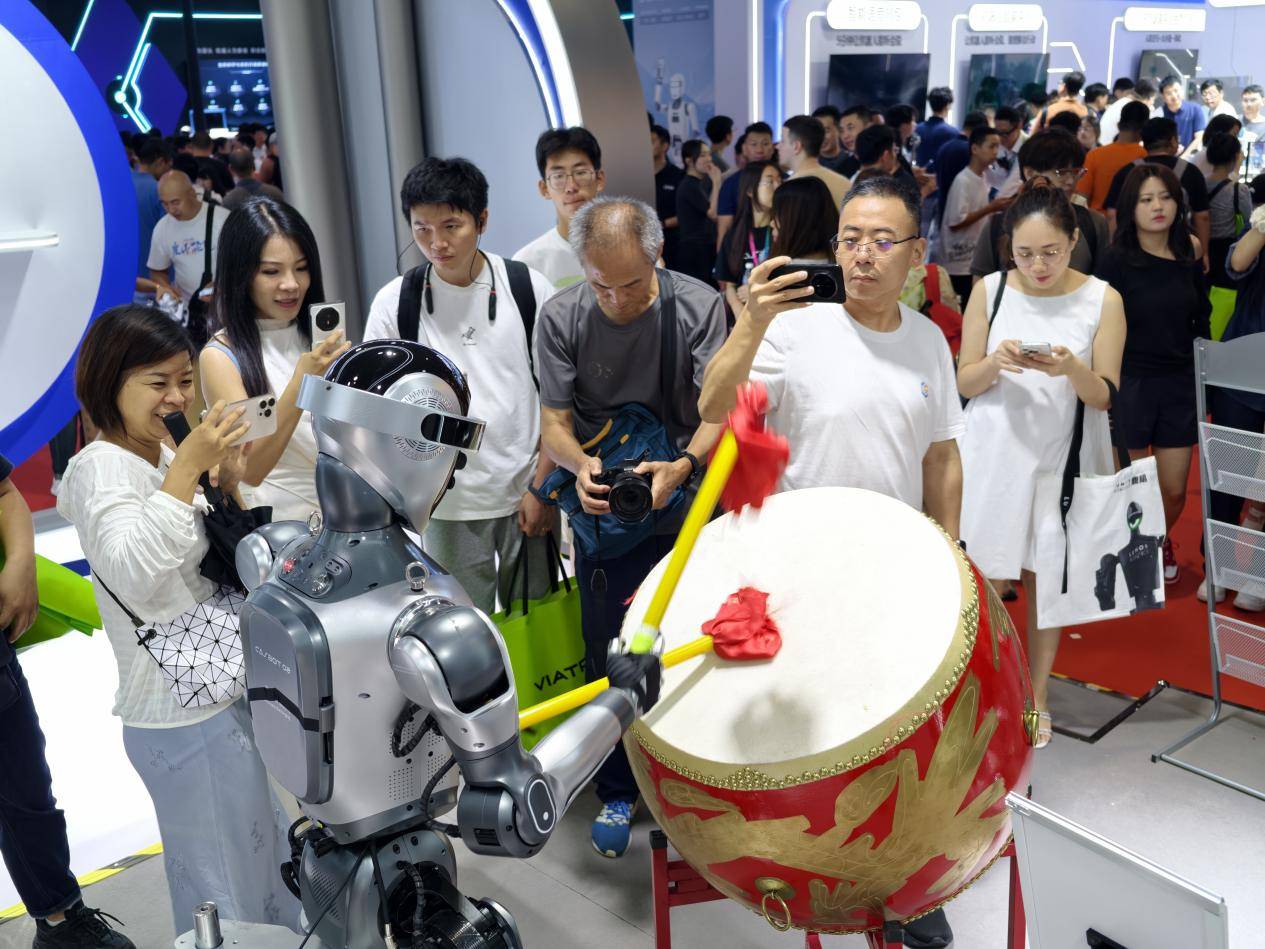 WRC 2025｜从人形到末端，灵宝CASBOT描绘“共生系统”全景，构筑真实落地的协作蓝本(图2)