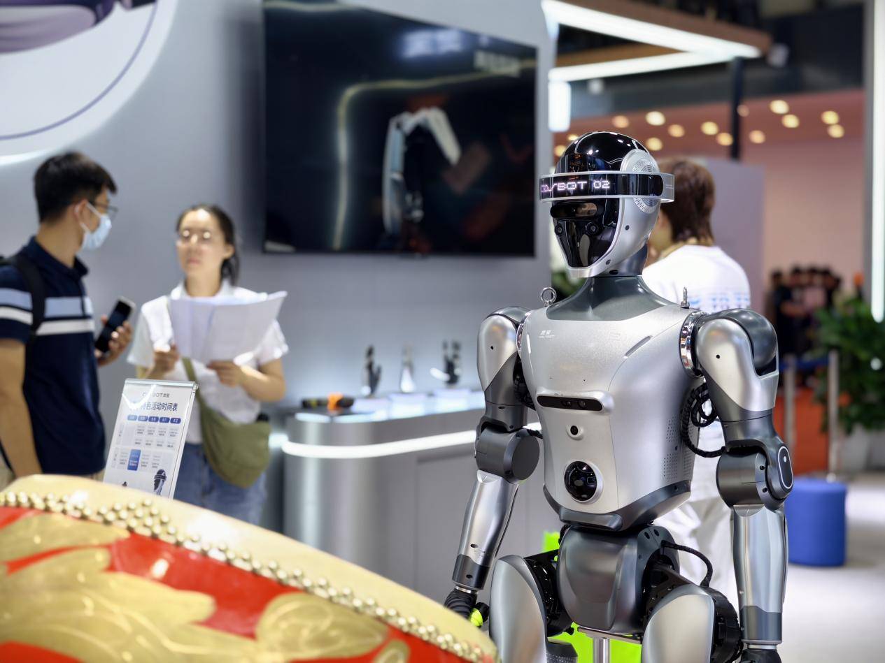 WRC 2025｜从人形到末端，灵宝CASBOT描绘“共生系统”全景，构筑真实落地的协作蓝本(图3)