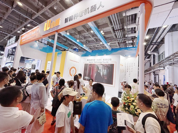 小丽养老机器人绽放健康与温情陪伴  ——来自世界机器人大会报道(图1)