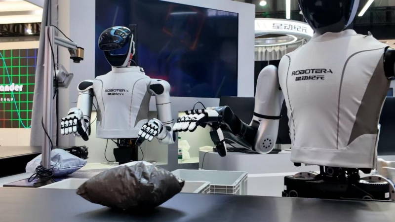 星动纪元具身智能 “六边形战士” 亮相WRC，全能实力Slay全场(图3)