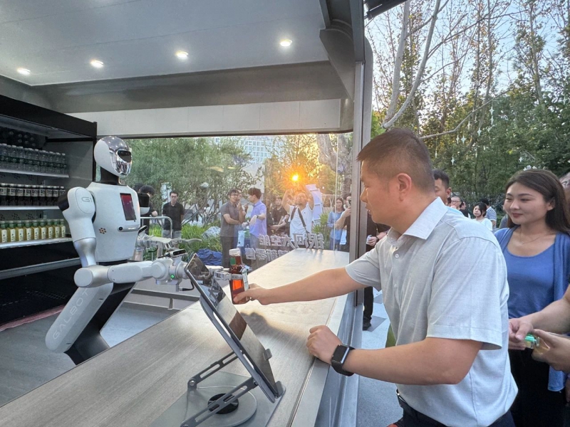 全球首个！北京一人形机器人独守9平小店 全天候上班(图1)