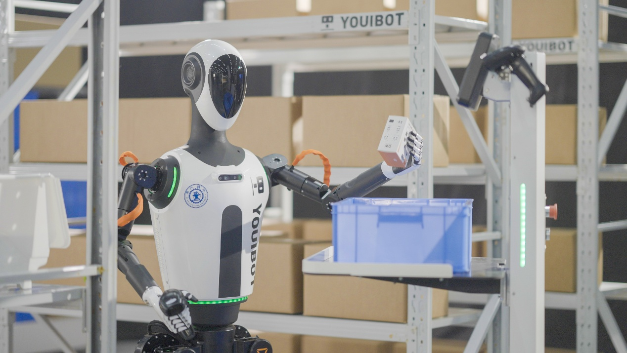 人形机器人凌枢全球首发：工业具身智能迈入跨场景集群作业时代(图2)