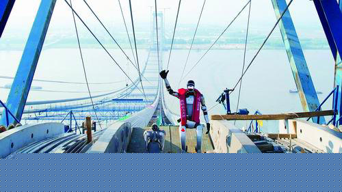 人形机器人挑战最长猫道(图1)