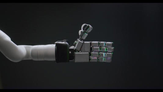 我国科研团队成功研制“全手触觉机器人仿生手”(图3)