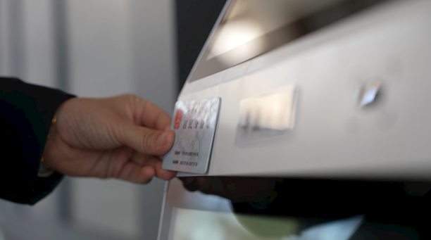 智能机器人亮相高铁站：简直全能(图4)