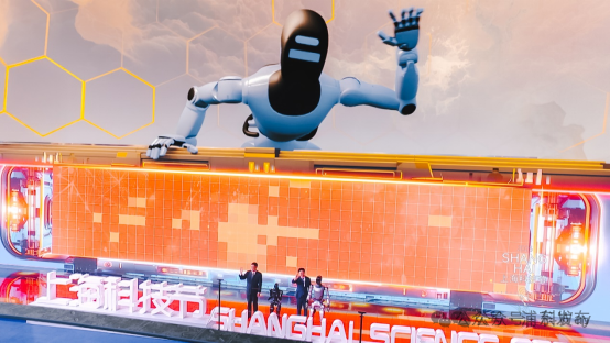 智元灵犀X2下半年将实现规模化出货！浦东人形机器人产业发展不断提速(图1)