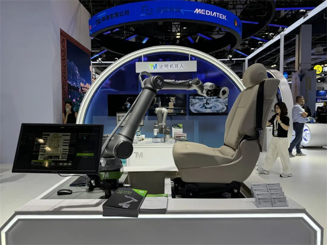 达明机器人联合海峡经济科技合作中心亮相2025 WAIC 世界人工智能大会(图2)