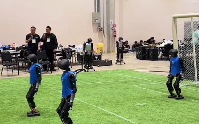 “机器人足球世界杯”历史突破 中国战队包揽冠亚军！(图1)