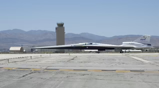 美国宇航局 X-59 超音速飞机完成首次低速滑行测试，为首飞做准备(图1)