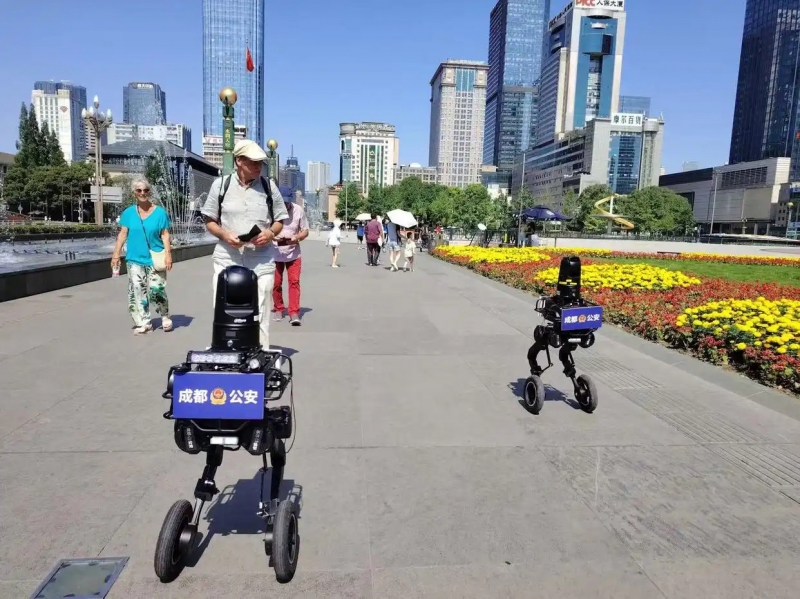 机器人“警察”在中国城市街头上岗(图1)