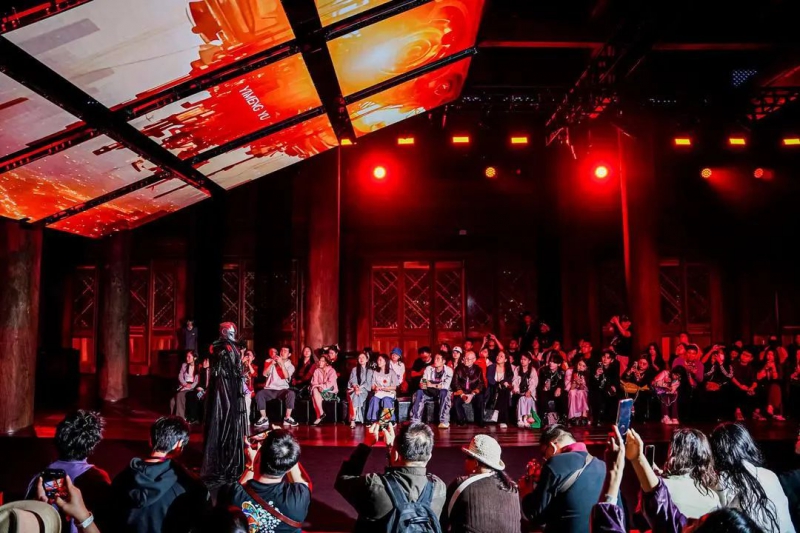 深圳人形机器人“超模”首秀濮院(图1)