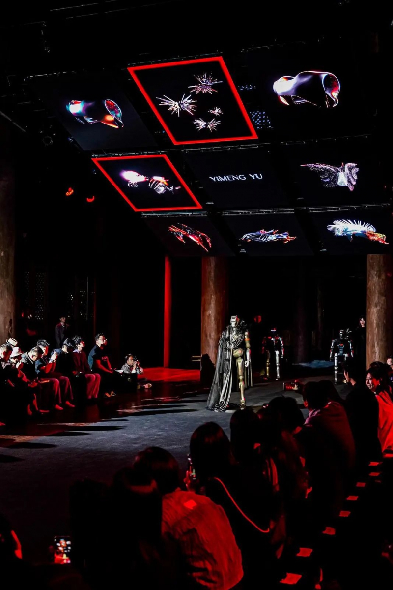 深圳人形机器人“超模”首秀濮院(图2)