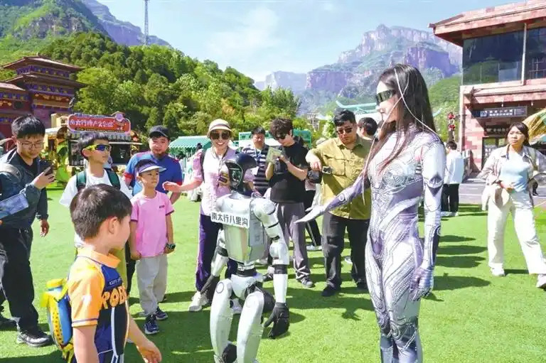 景区机器人、机器狗纷纷“上岗” “科技+”让新乡文旅焕发新活力(图1)