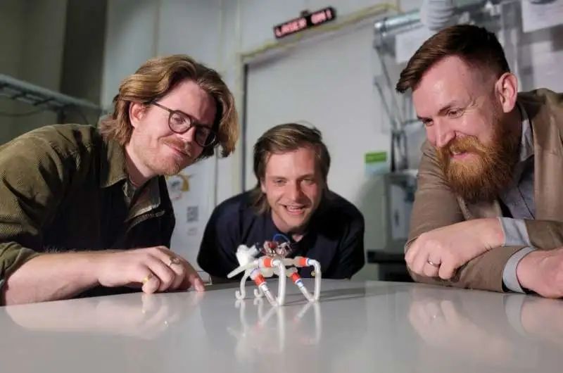 荷兰专家开发无“大脑”软体机器人(图1)