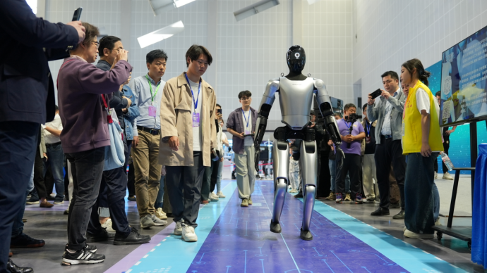 数十台人形机器人即将上岗 魔法原子携手无锡政府加速 “千景共创计划”(图1)