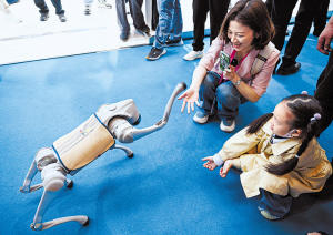 消博会上的“机器人总动员”(图1)