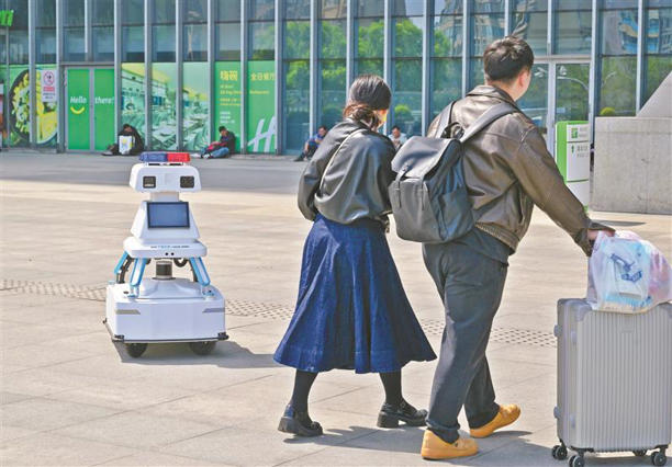 安防巡逻机器人上岗(图1)