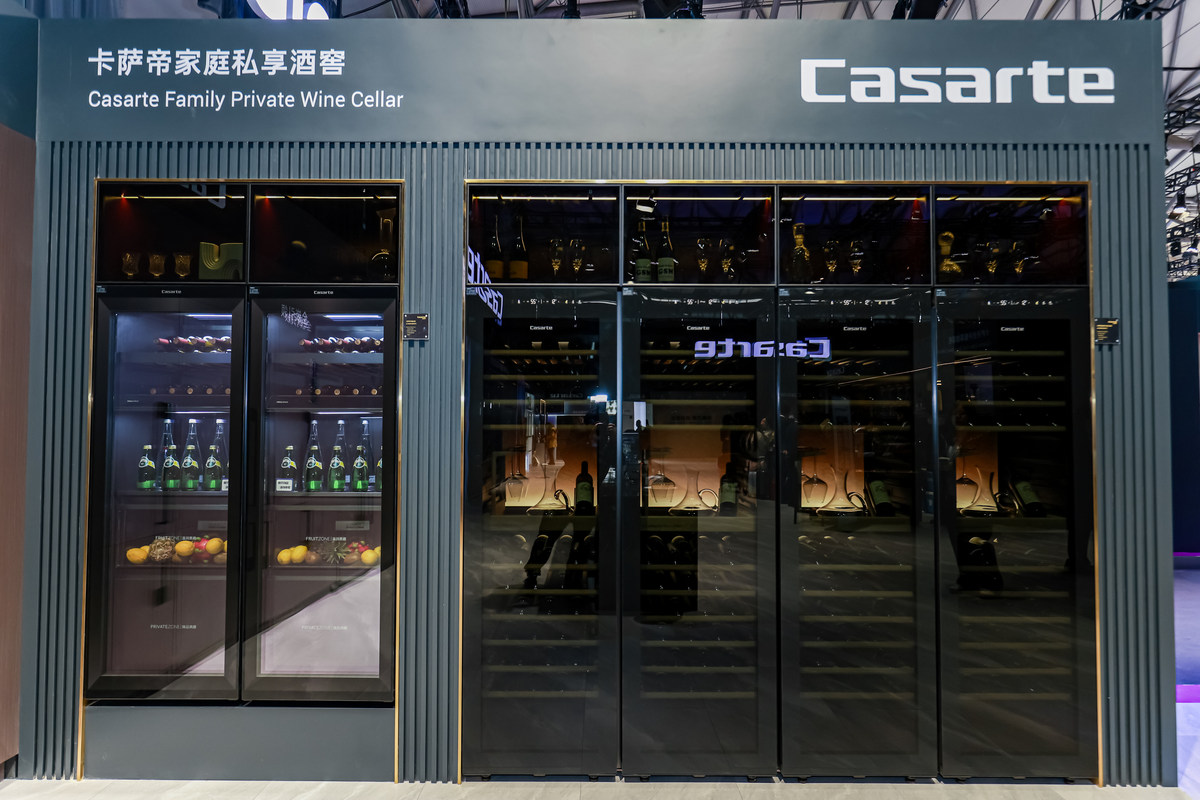 红酒存储有各种条件！卡萨帝：交给AI平嵌式酒柜(图1)