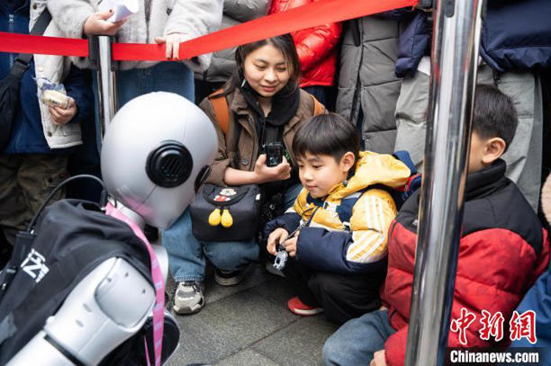 浙江杭州：机器人在西湖畔“就业”(图4)