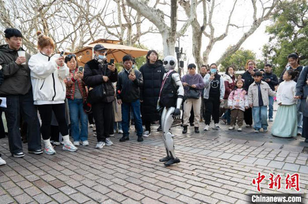 浙江杭州：机器人在西湖畔“就业”(图6)