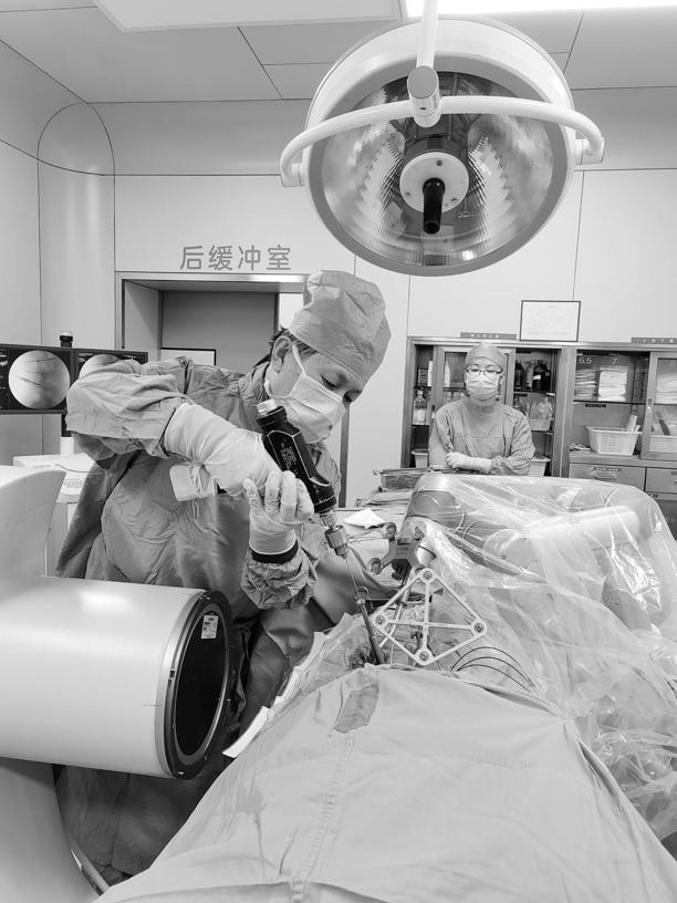 机器人辅助手术精确到亚毫米(图1)