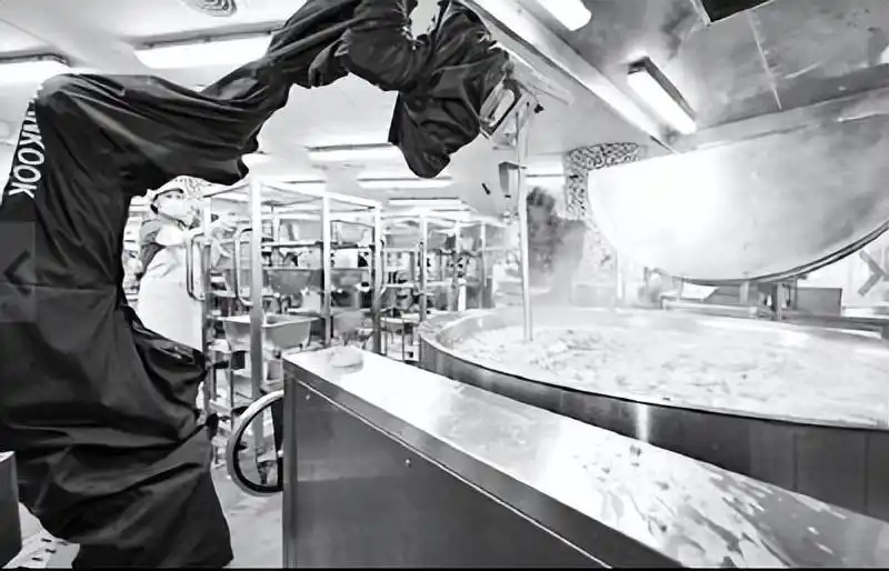 是帮手还是麻烦？韩学校拟引入烹饪机器人(图1)