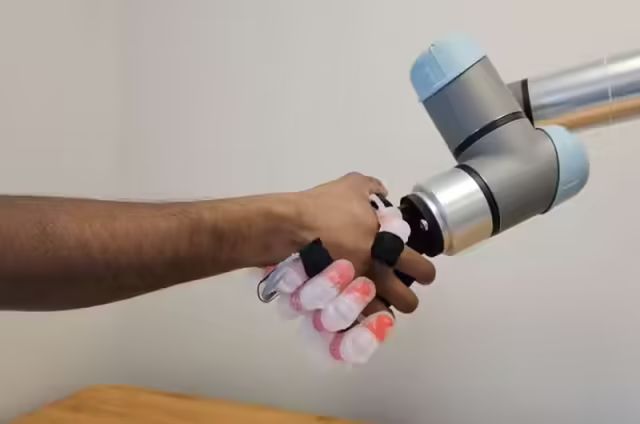 约翰斯・霍普金斯大学研制出“懂分寸”的机械手：可自适应调整握力(图1)