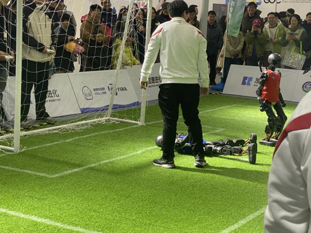 踢球遛狗搬重物……这届GDC大会，人形机器人有多吸睛？(图4)