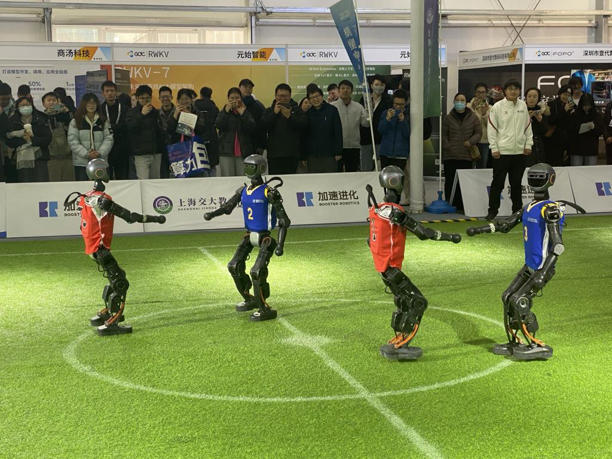 踢球遛狗搬重物……这届GDC大会，人形机器人有多吸睛？(图5)