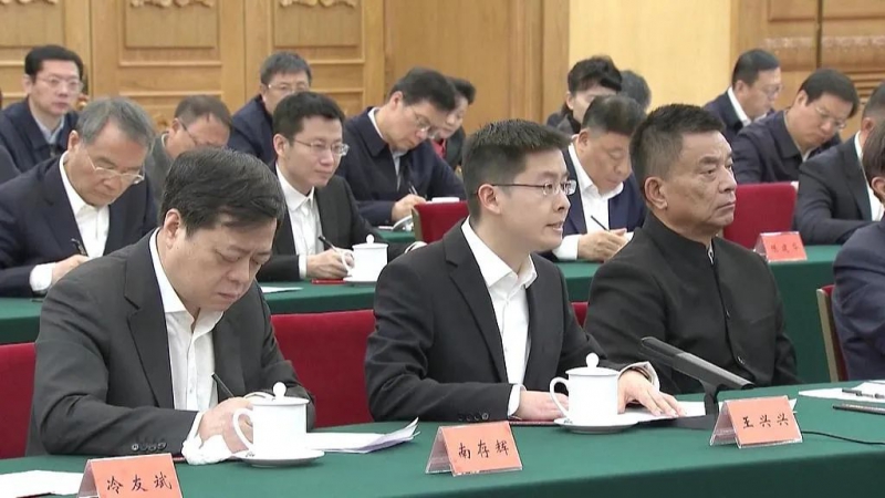 从新锐企业家到科技领军人物的飞跃，宇树创始人，那个座谈会上最年轻的人(图1)