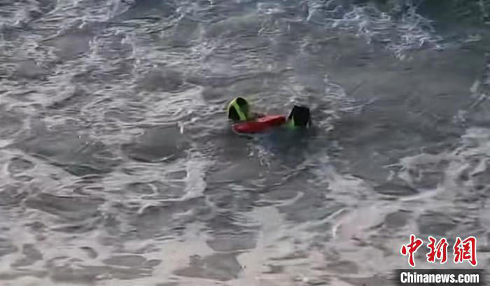 U型水上机器人出动！海南万宁日月湾3名游客落水获救(图1)