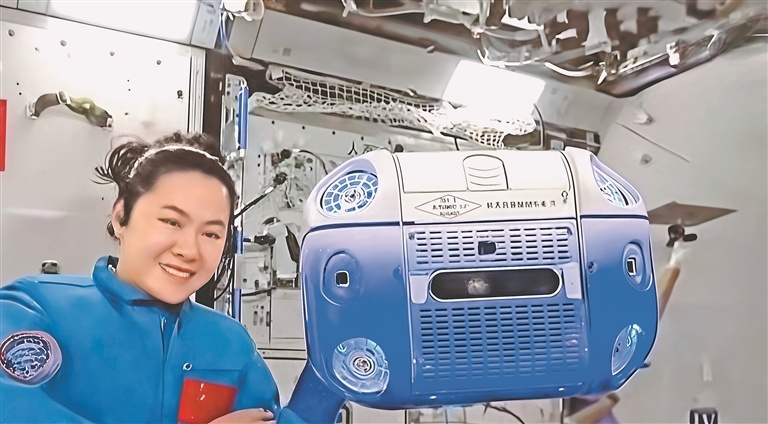 哈工大智能飞行机器人“小航”亮相中国空间站(图1)