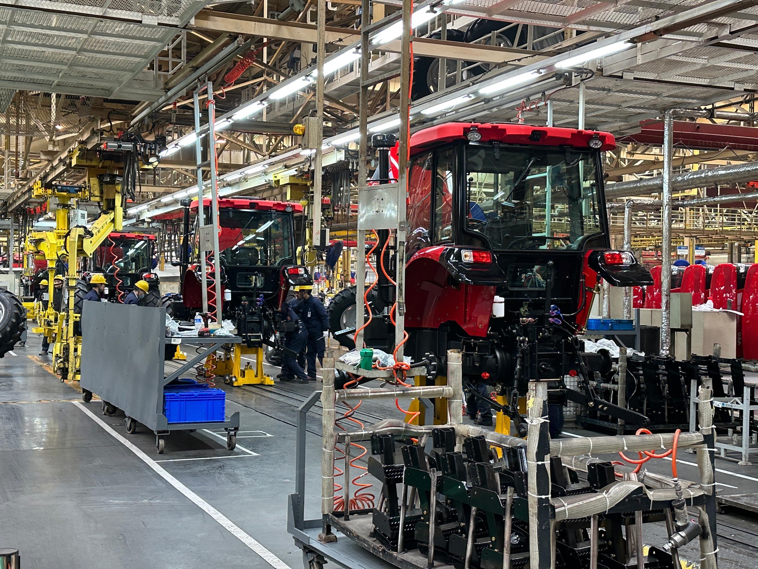 高质量发展调研行丨这个生产车间每隔3分钟就有1台拖拉机下线(图1)