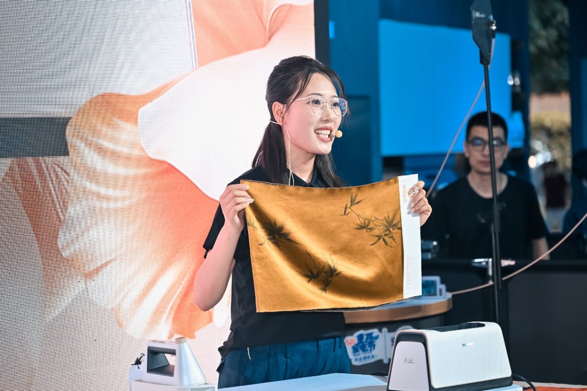 卡萨帝携手中国丝绸协会，打造专业级丝绸护衣体验(图1)