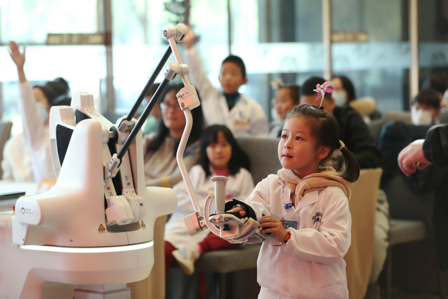 傅利叶机器人应用于就医场景，孩子们走进上海国际医学中心感受智能康复科技(图2)
