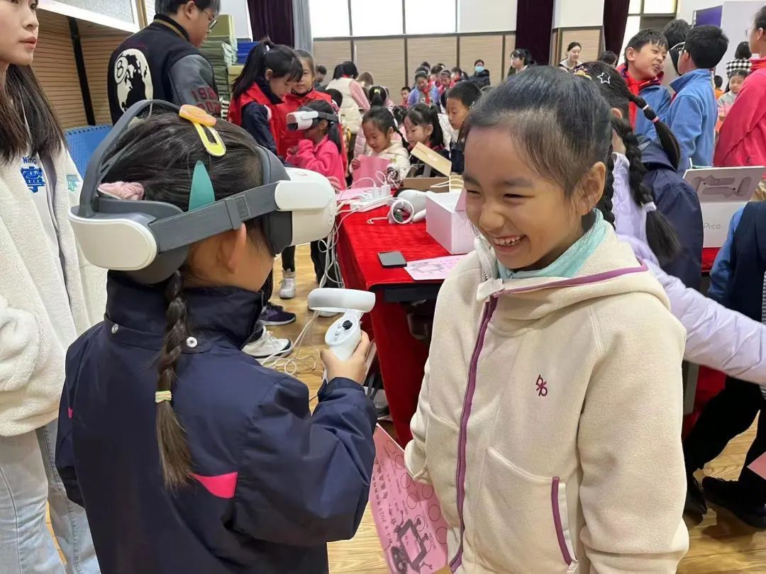 AI作画、和机器人猜拳……徐汇校园刮起了科技“旋风”(图5)