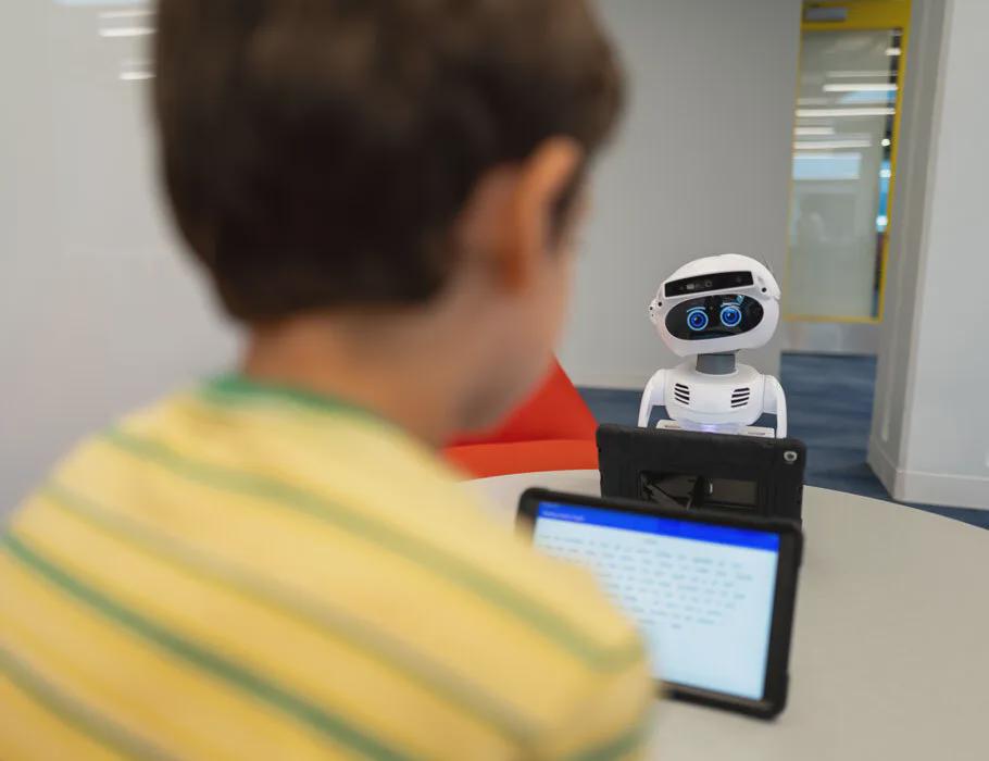 登顶《Science》子刊！芝加哥大学最新研究揭示，机器人伴侣能有效缓解儿童朗读焦虑(图2)