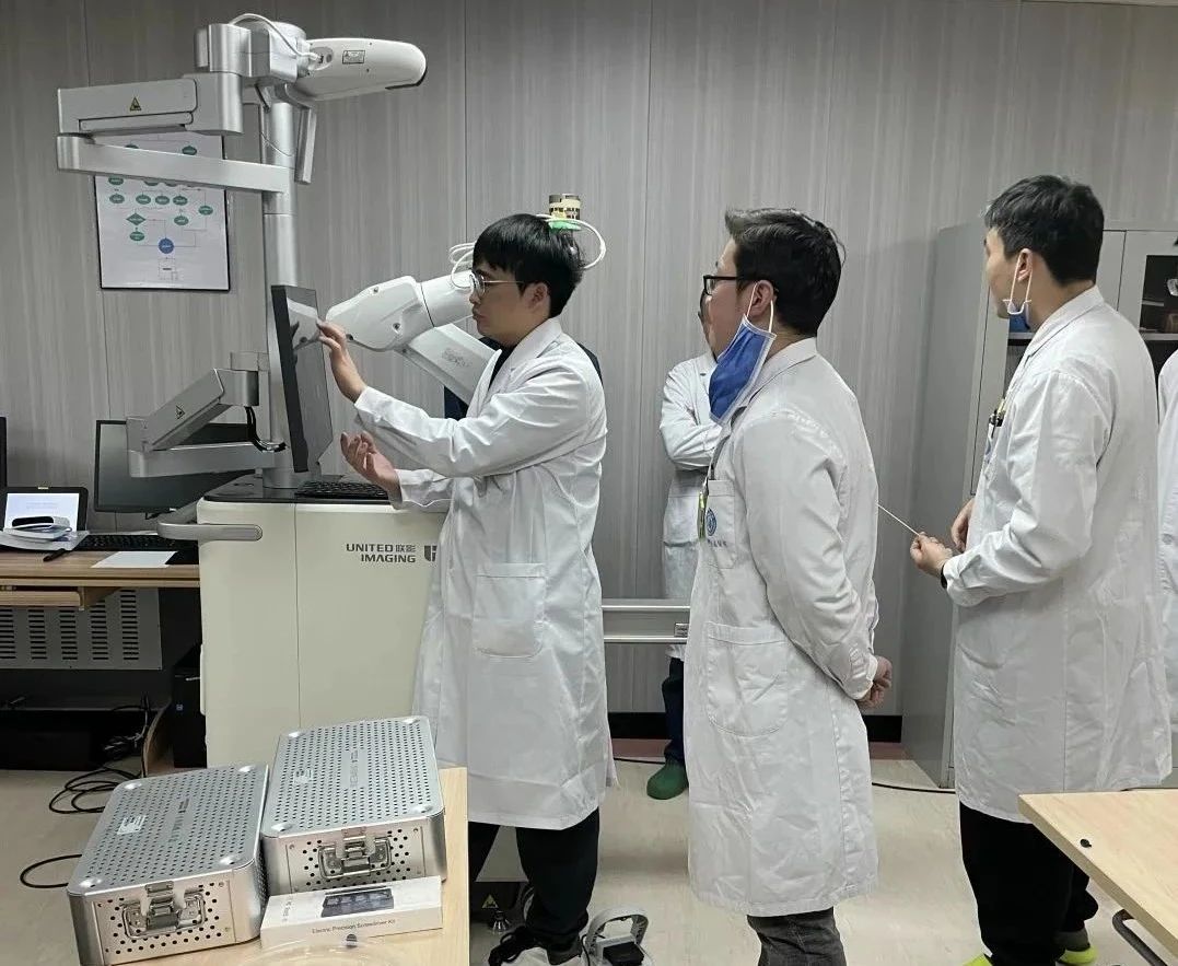 莆田学院附属医院开展首台神经外科机器人辅助下脑出血穿刺引流术(图1)