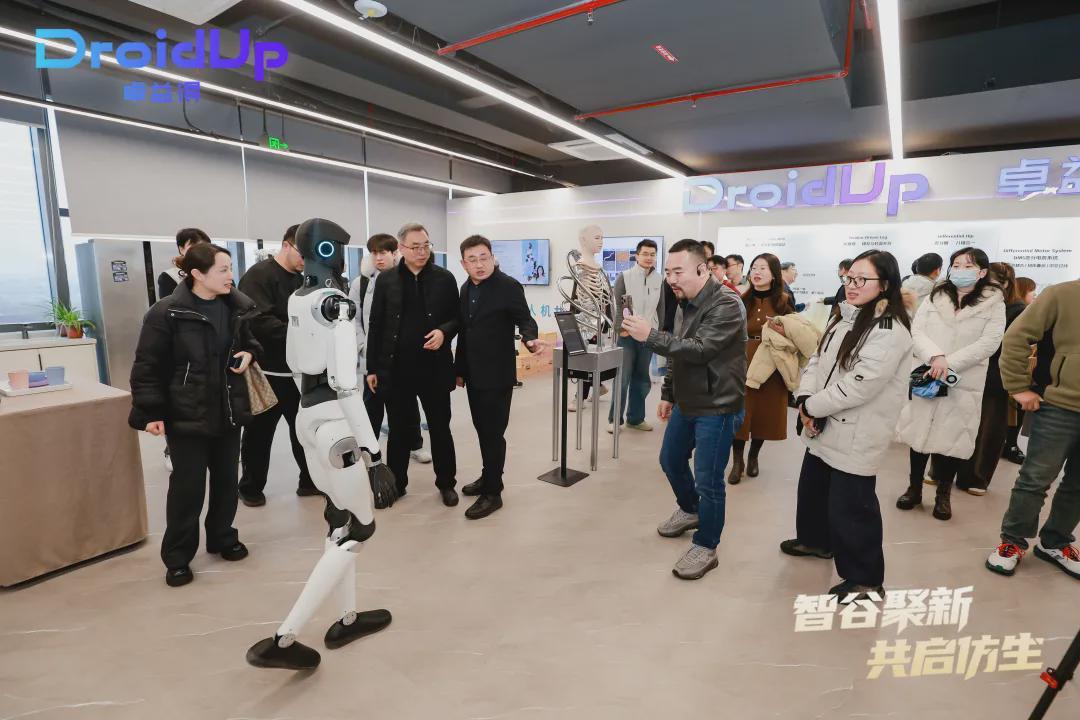 刚刚，上海发布会惊现“硅基少女”, 全球首款完全仿生具身智能机器人亮相(图10)